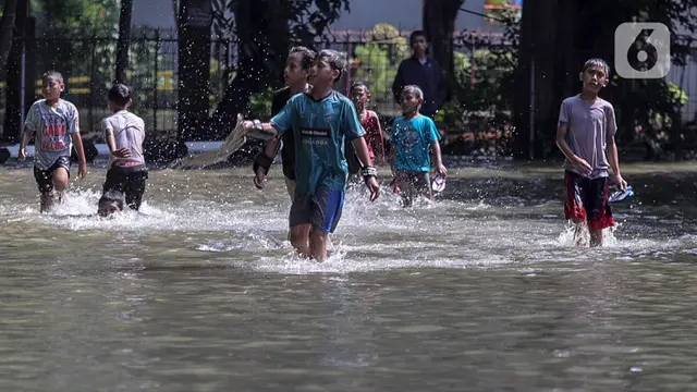 Banjir Jakarta Lumpuhkan 109 RT, 3 Jalan Senin 7 Juli