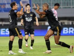 Rekrutan Baru Persib Tantang Dewa United: Laga Sengit!