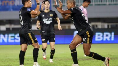 Rekrutan Baru Persib Tantang Dewa United: Laga Sengit!